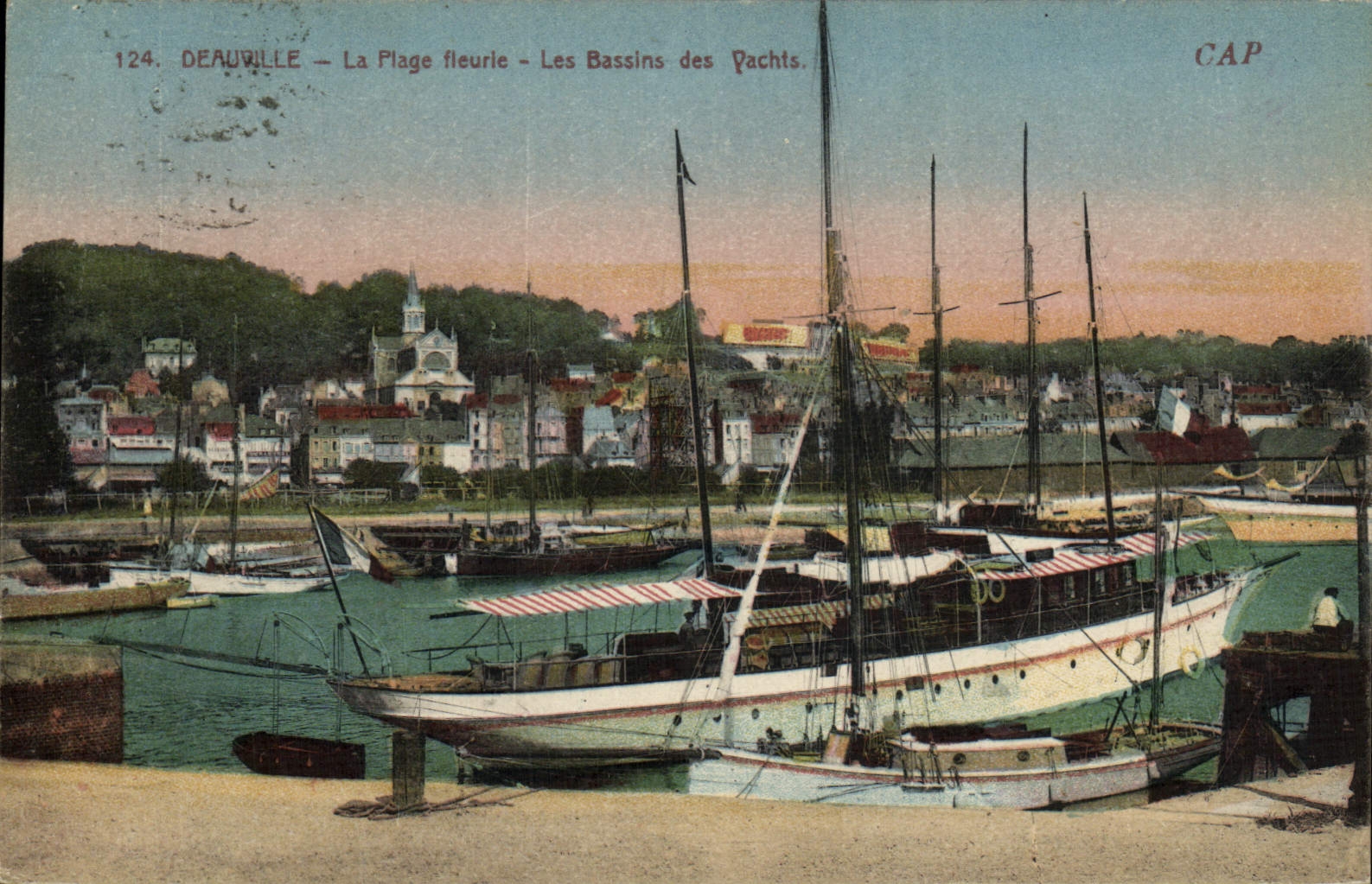 CPA Deauville La plage fleurie les bassins des yachts Bateaux