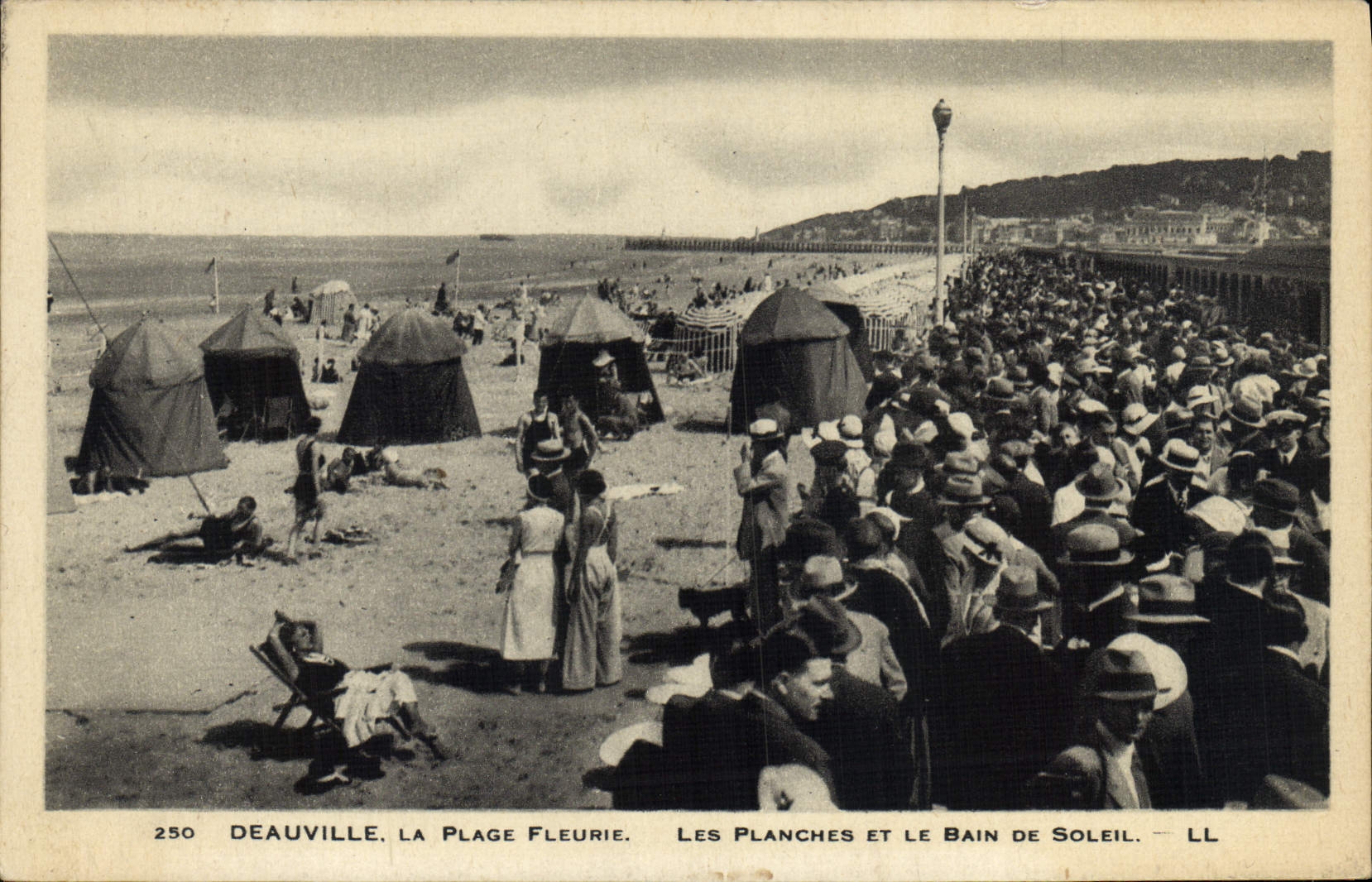Deauville, la Plage Fleurie — Les Planches et le Bain de Soleil — LL, n°250