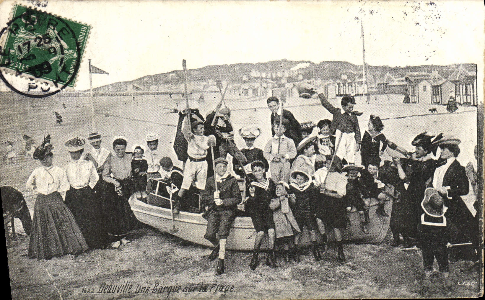 CPA Deauville Une barque sur la place Enfants