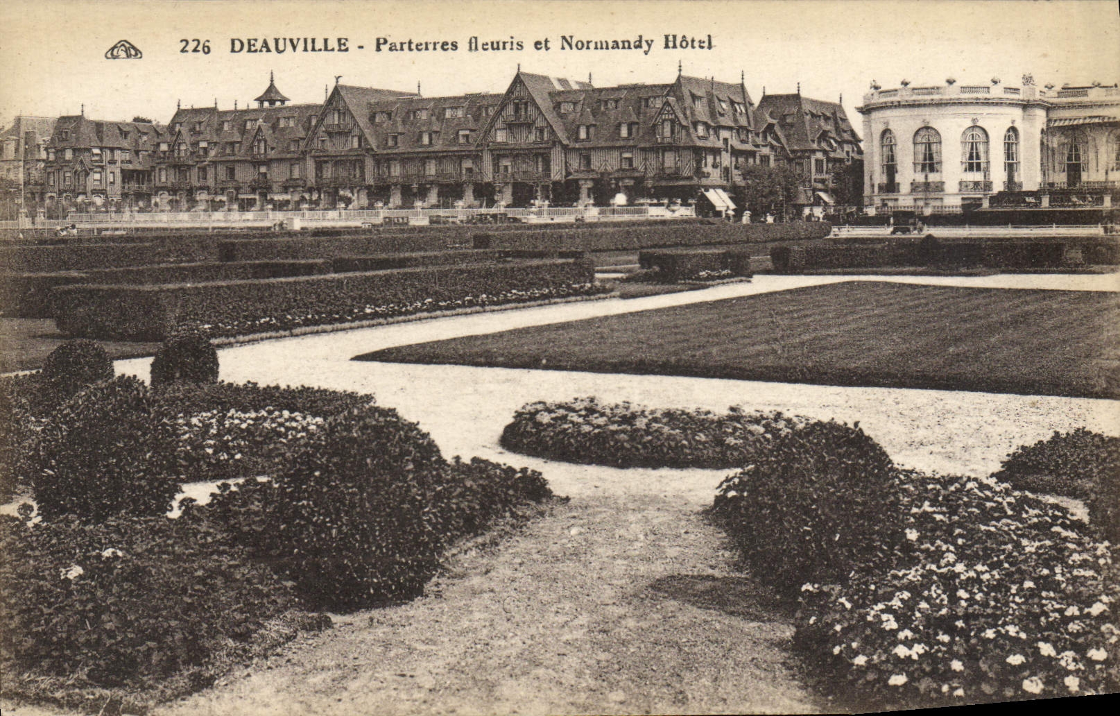 Deauville - Parterres fleuris et Normandy Hôtel — éditeur CPA PHIL, n° 226