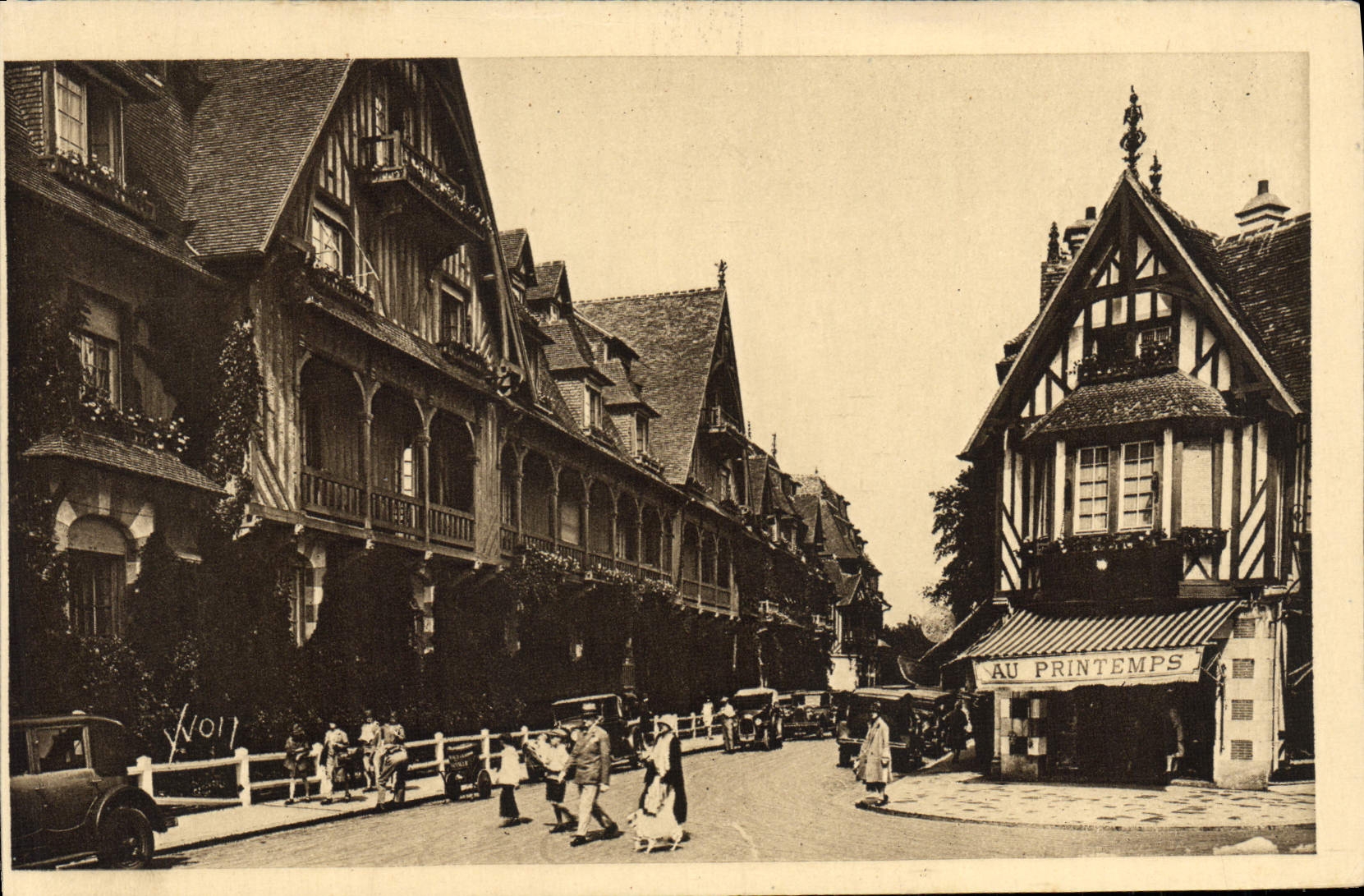 Deauville (Calvados) — rue animée avec magasin 'AU PRINTEMPS' — Les Éditions d'Art YVON