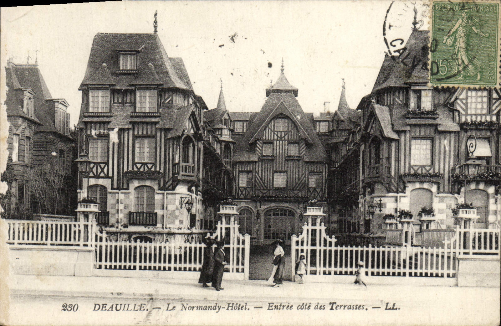 Deauville — Le Normandy-Hôtel — Entrée côté des Terrasses — LL. — N° 230