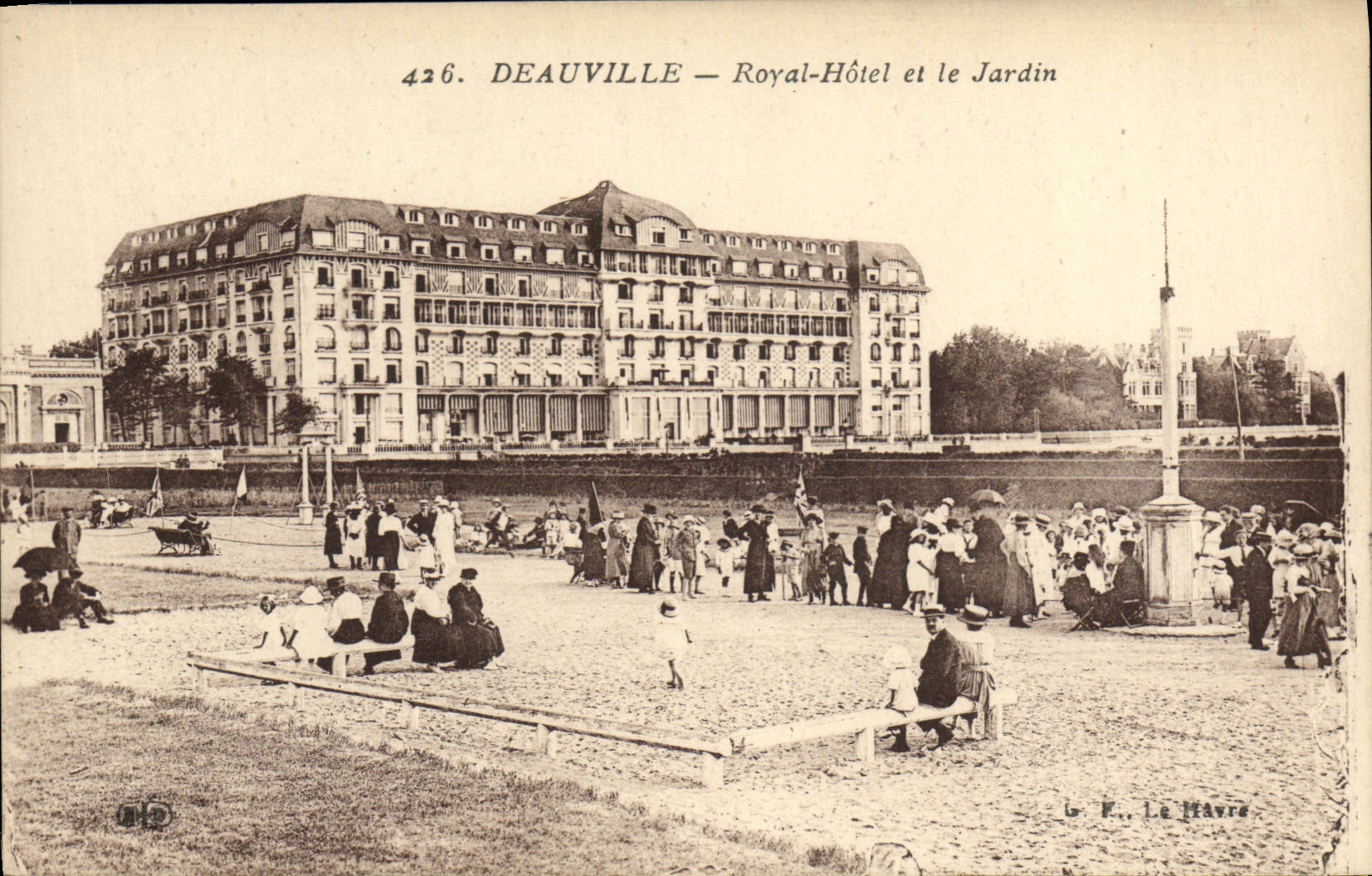 Deauville — Royal-Hôtel et le Jardin — F. Le Maires