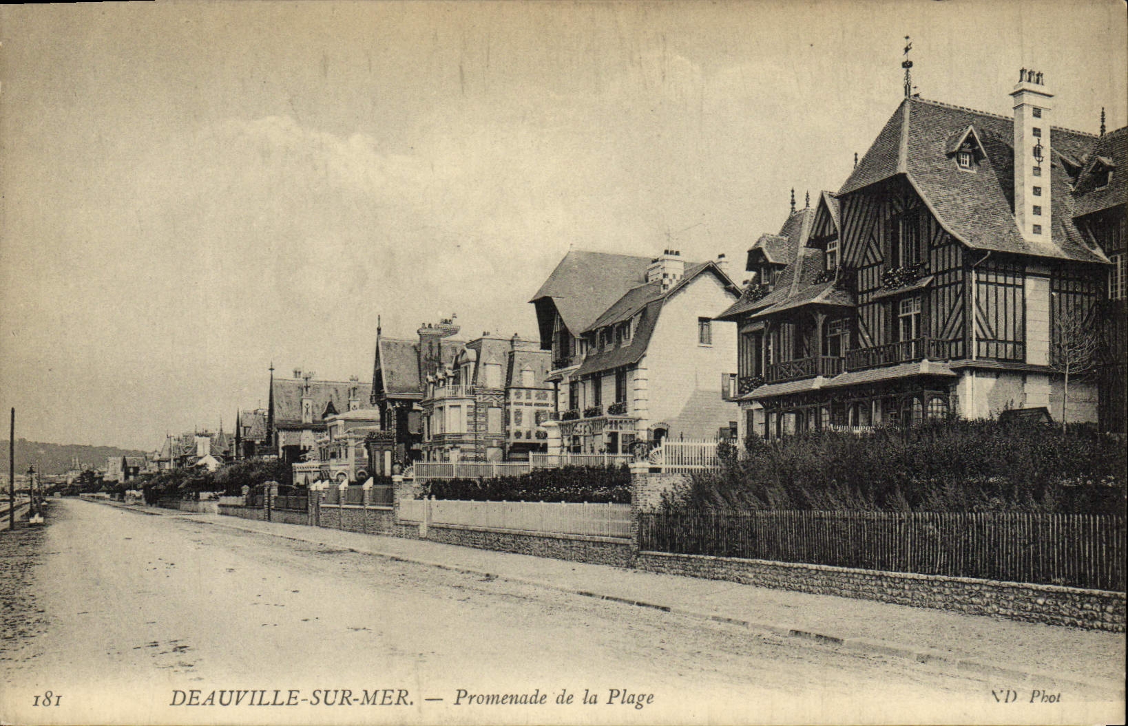 Deauville-sur-Mer — Promenade de la Plage — ND Phot