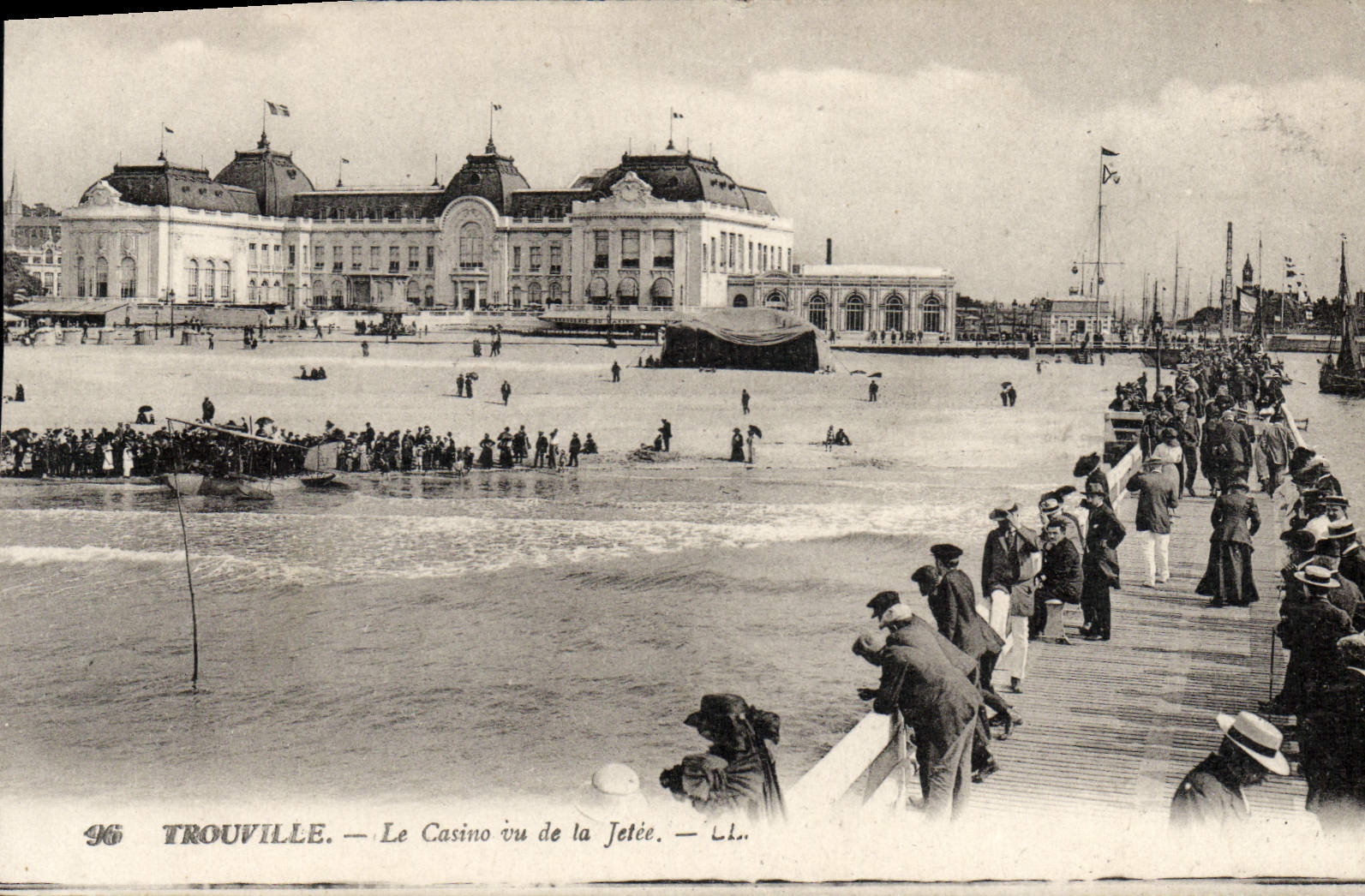 CPA Trouville Le Casino Vu de la Jetee