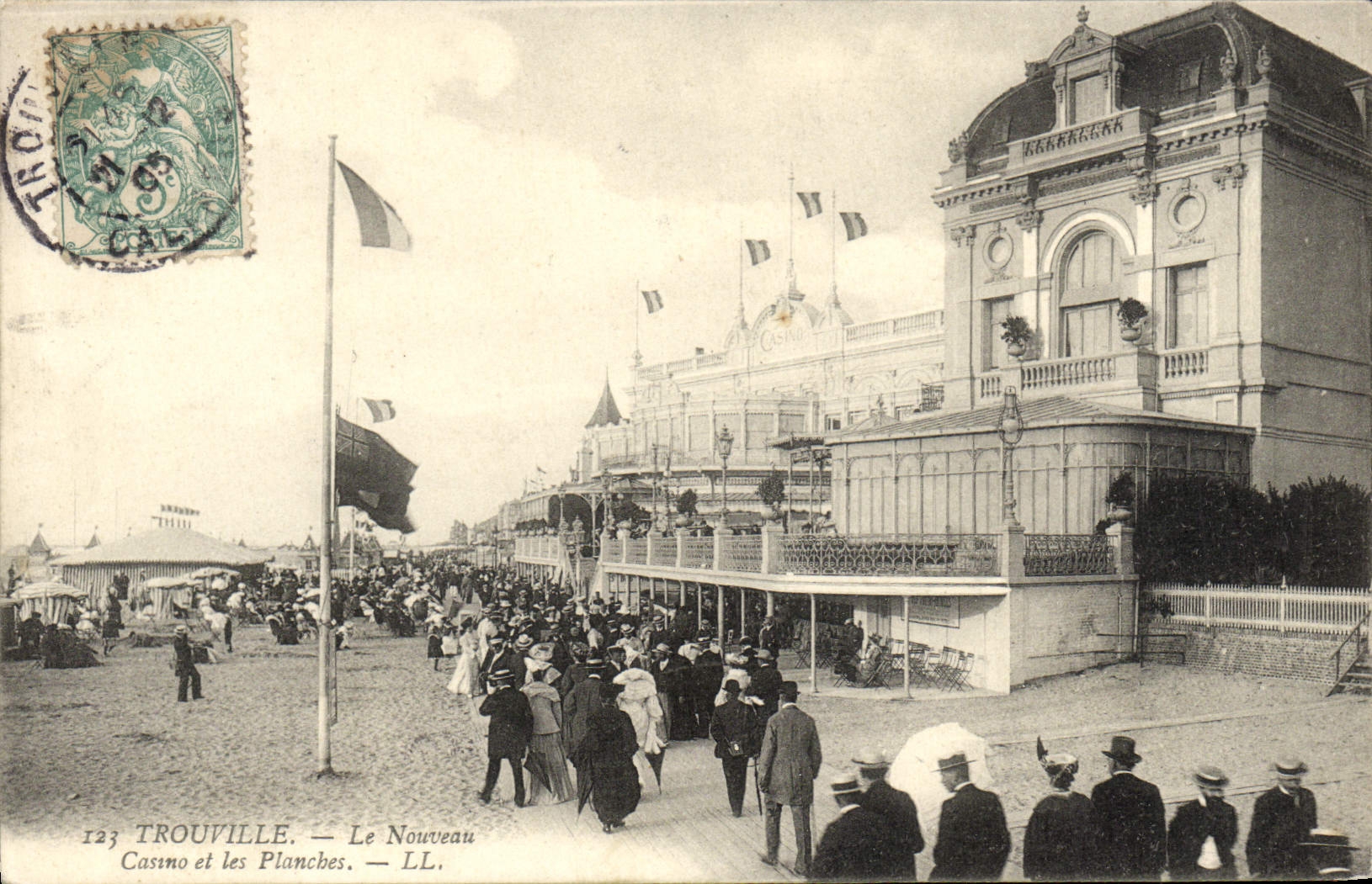 CPA Trouville Le nouveau Casino et les planches 