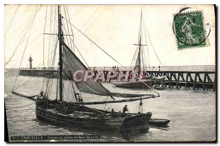 CPA Trouville Bateau de peche sortant du port