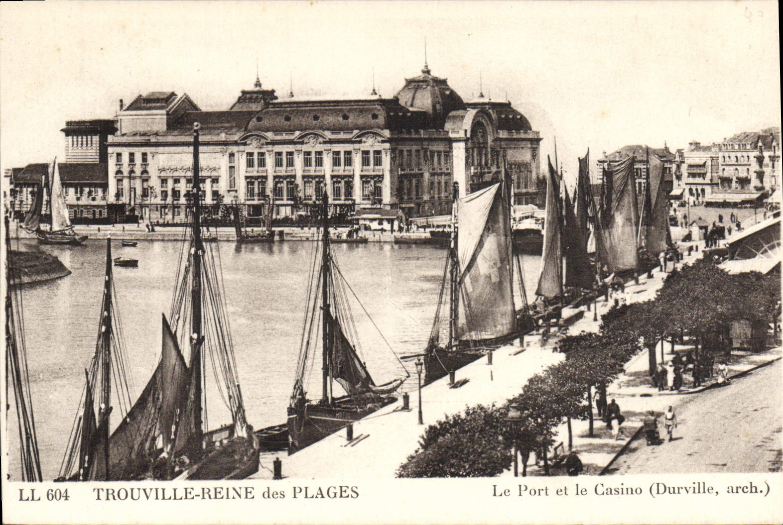 CPA Trouville Reine Des Plages Le Port et le casino Bateaux