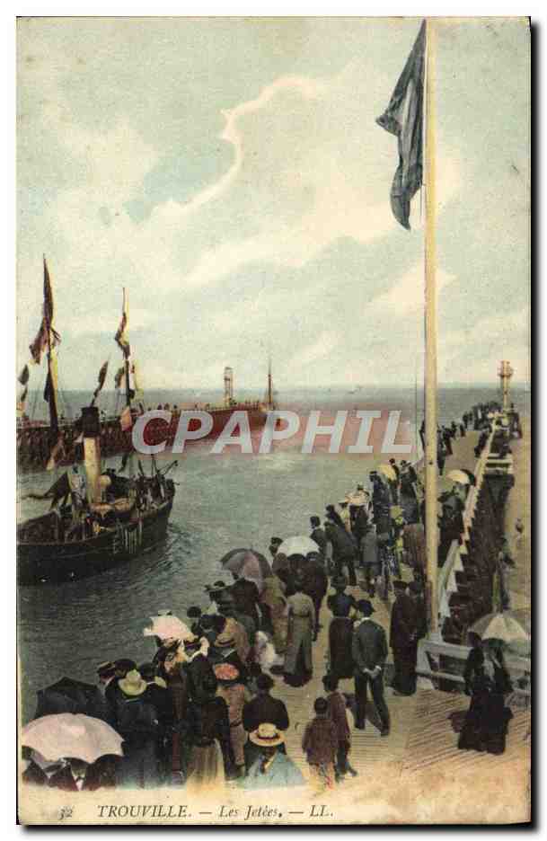 CPA Trouville Les Jetees Bateau