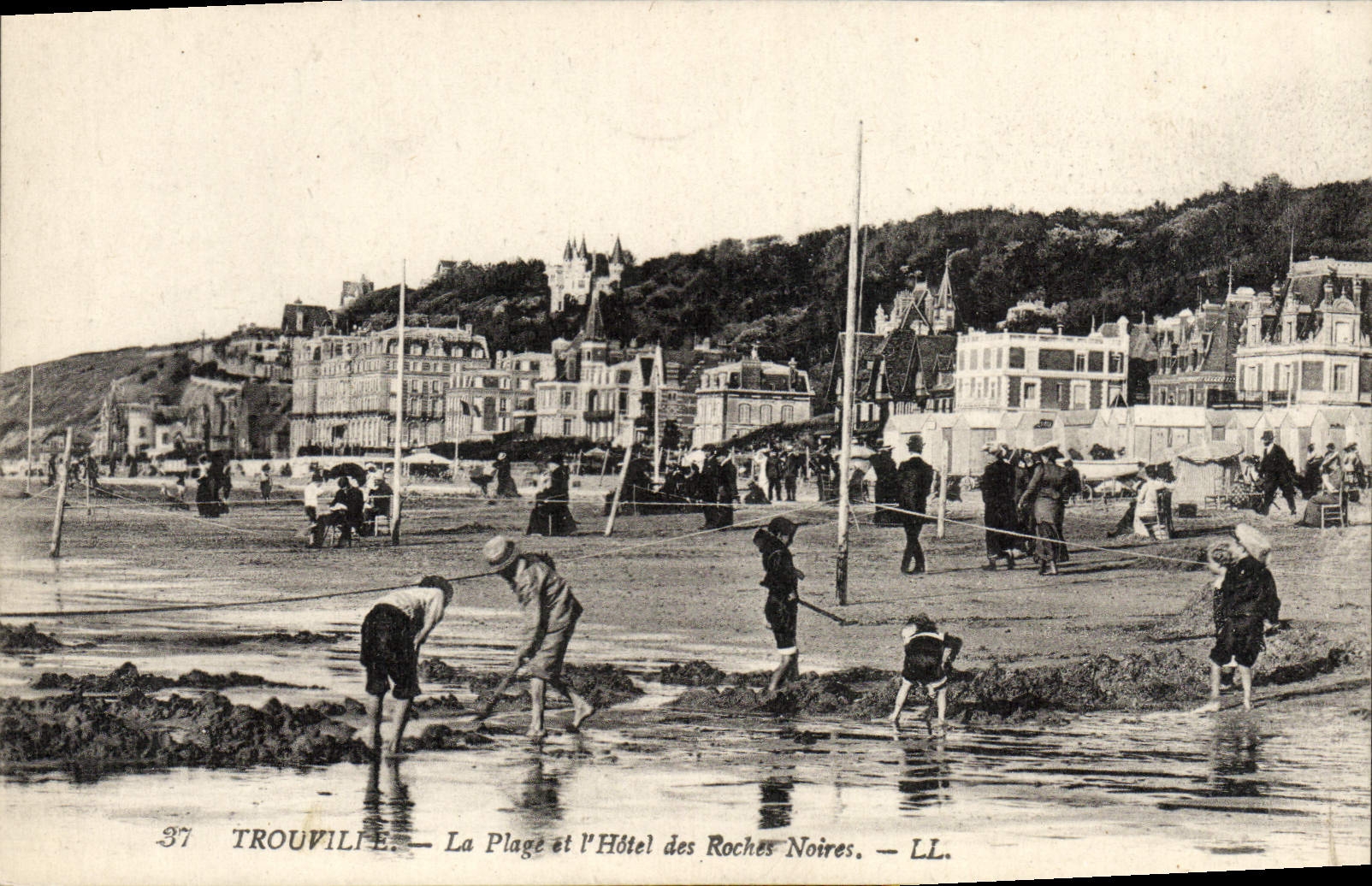 Trouville — La Plage et l'Hôtel des Roches Noires — LL.