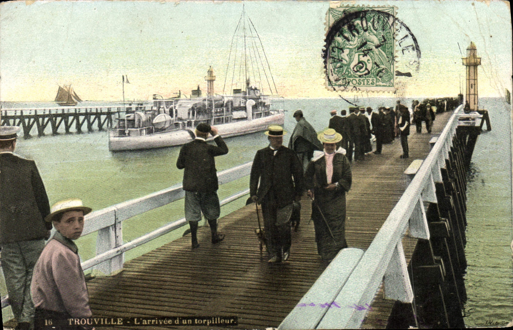 CPA Trouville L'arrivee d'un torpilleur Bateau