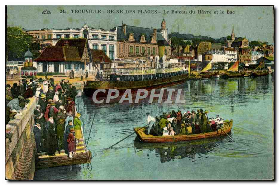 CPA Trouville Le depart du Bateau du Havre et le bac 