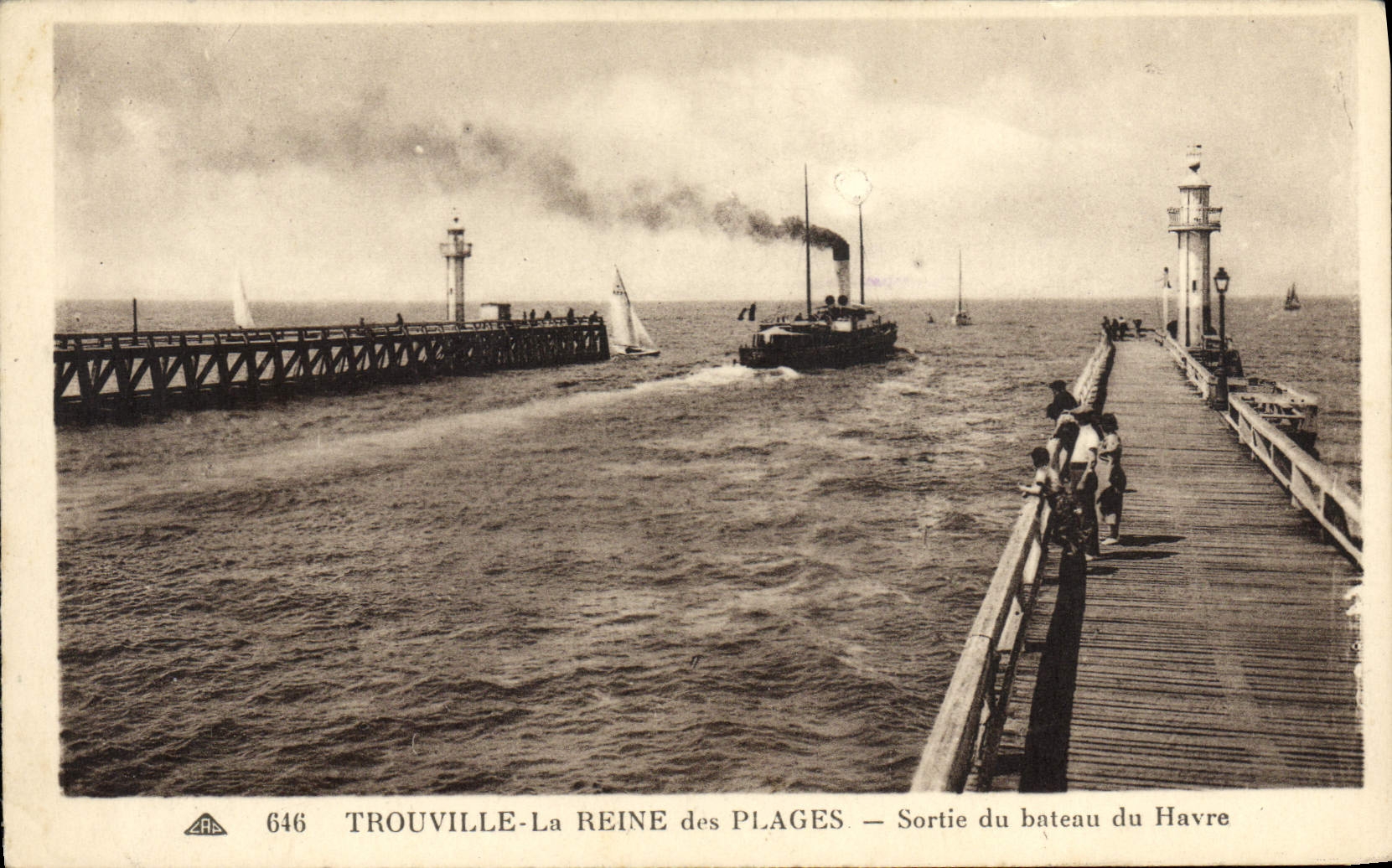 CPA Trouville Reine Des Plages Sortie du Bateau du Havre 