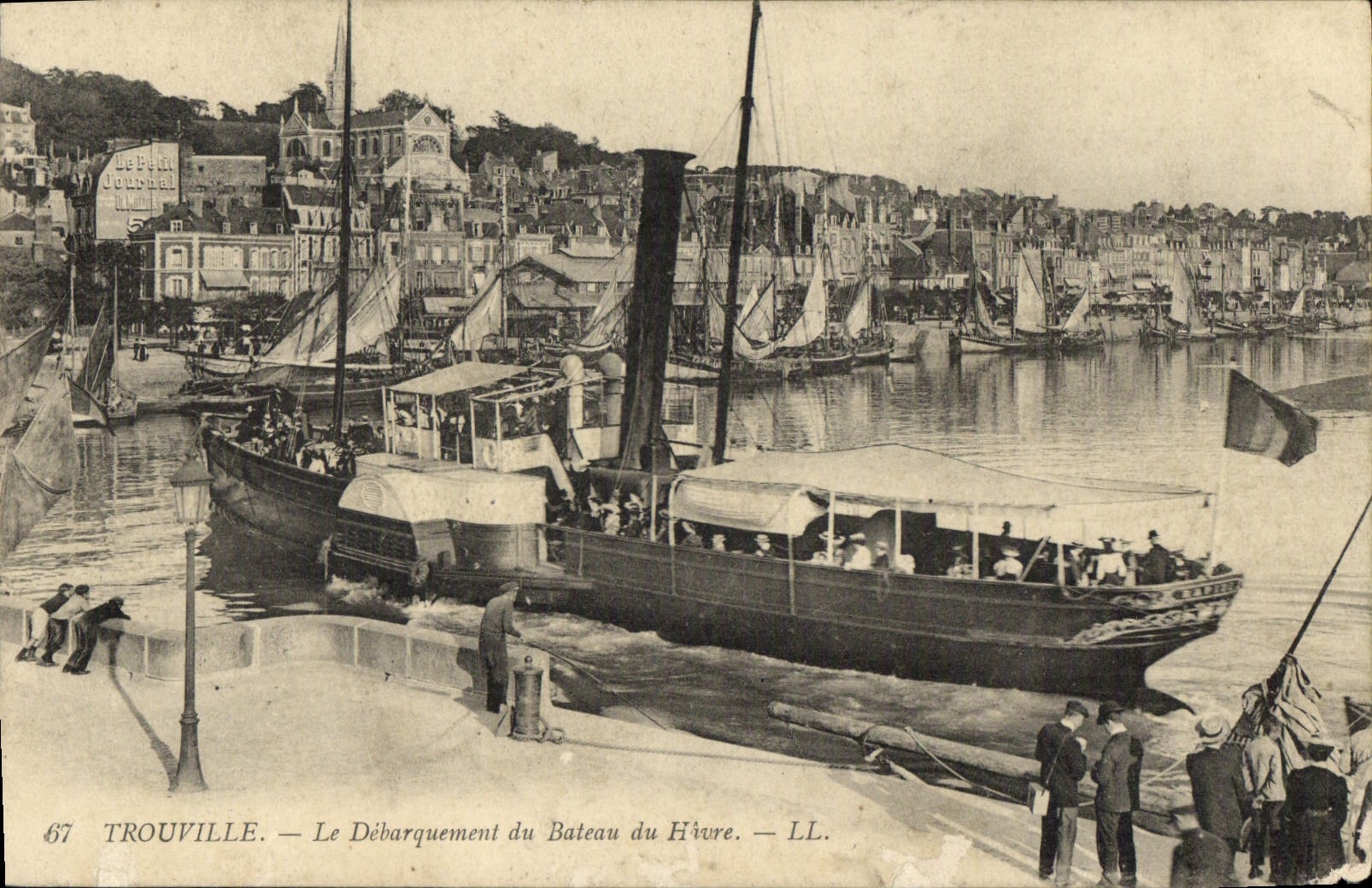 CPA Trouville Le debarquement du bateau du Havre Peche Pecheur 