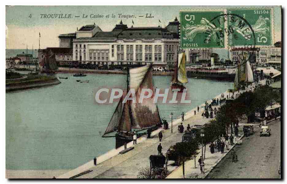 CPA Trouville Le Casino et la Touques Bateaux 