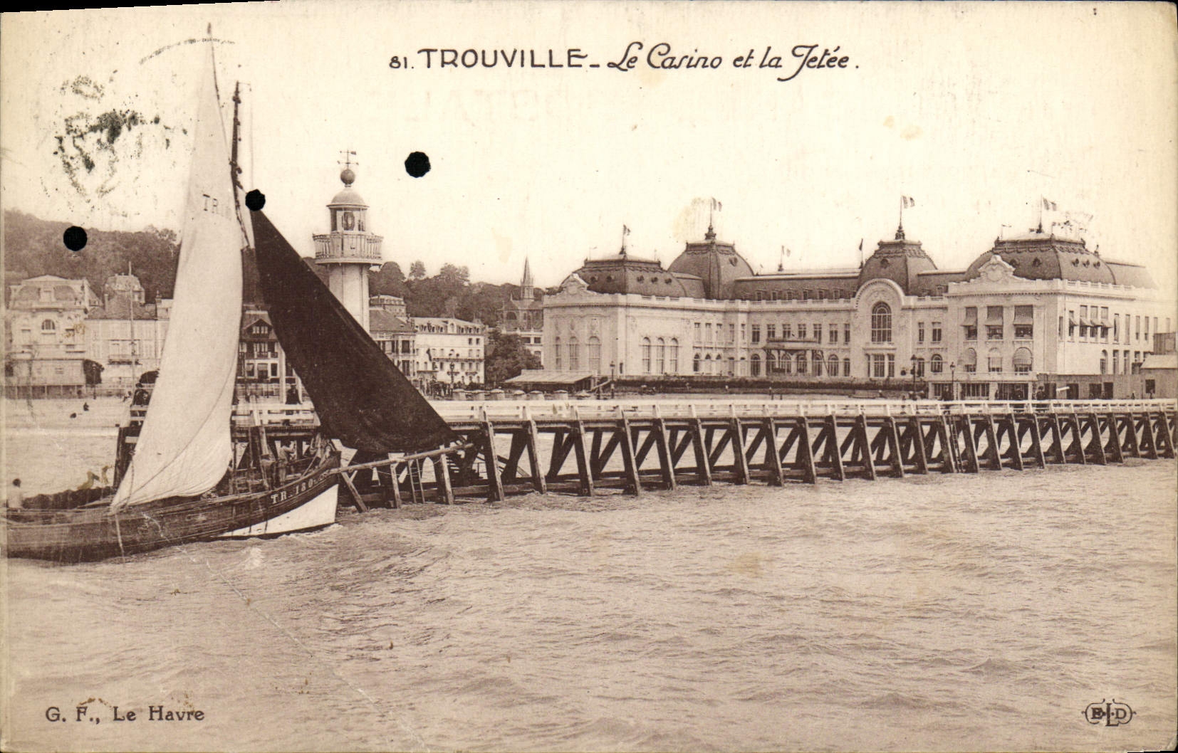 CPA Trouville Le Casino et la jetee Bateau