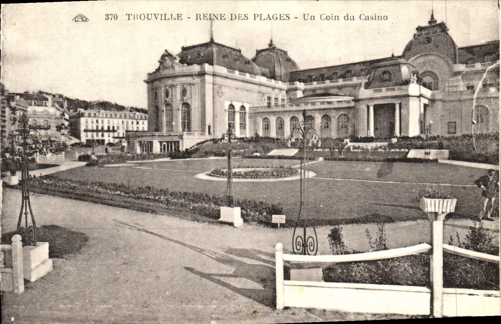 CPA Trouville Reine Des Plages Un Coin du Casino
