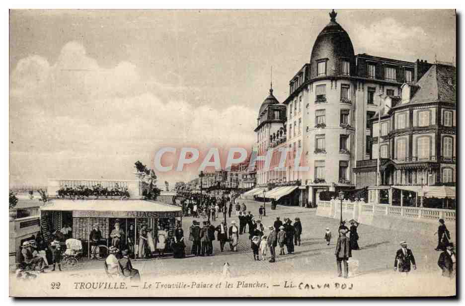 CPA Trouville Le Trouville Palace et les Planches