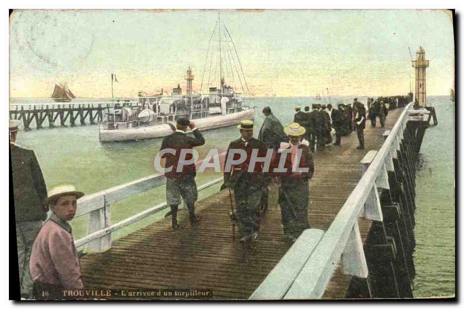 CPA Trouville L'arrivee d'un torpilleur Bateau 