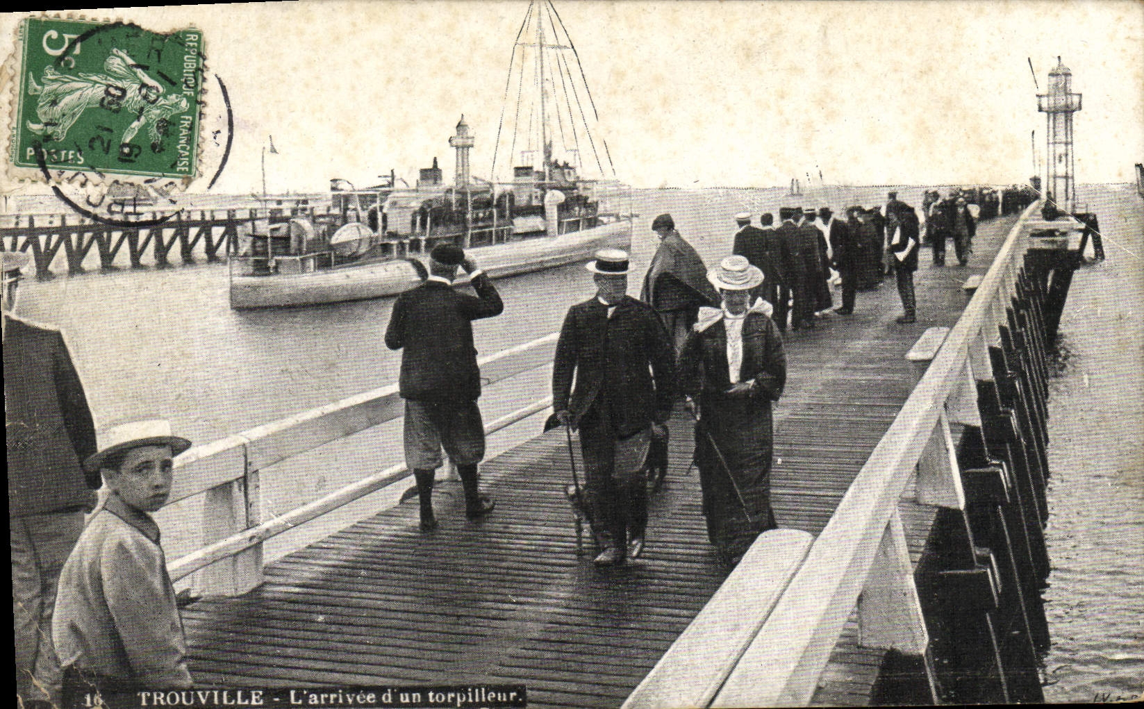 CPA Trouville L'arrivee d'un torpilleur Bateau