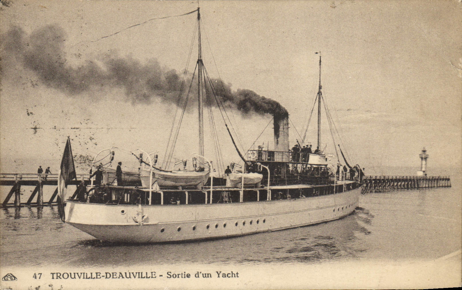 CPA Trouville Deauville Sortie d'un Yacht Bateau