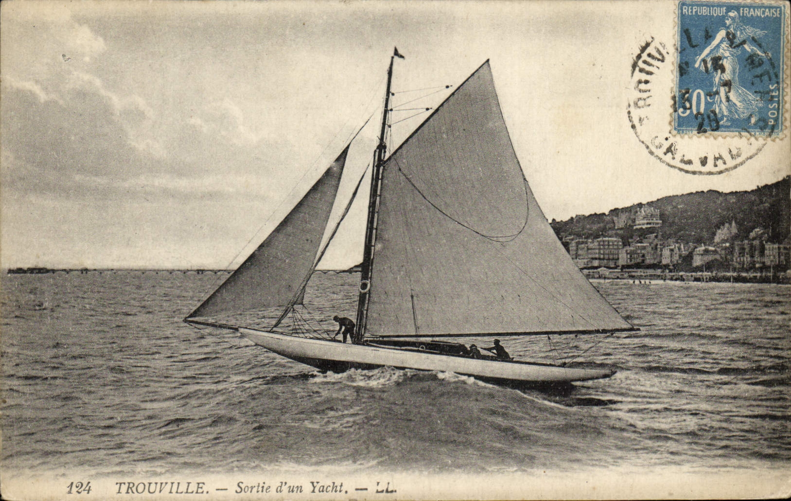 CPA Trouville Sortie d'un Yacht Bateau