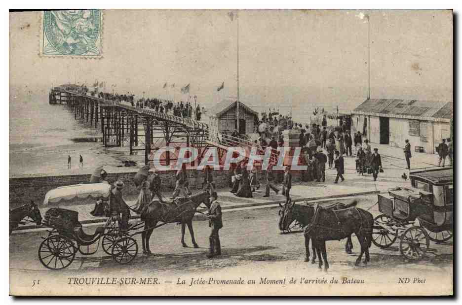 CPA Trouville La Jetee Promenade au Moment de Parrivee du Bateau