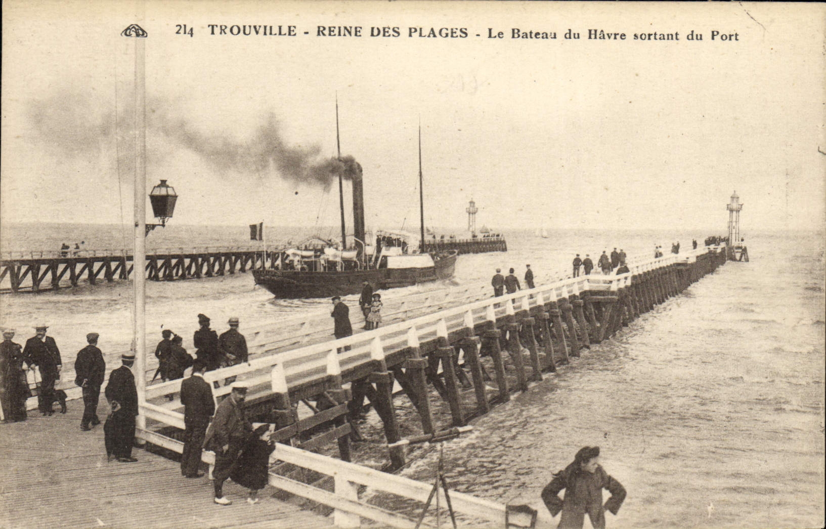 Trouville - Reine des Plages - Le Bateau du Havre sortant du Port