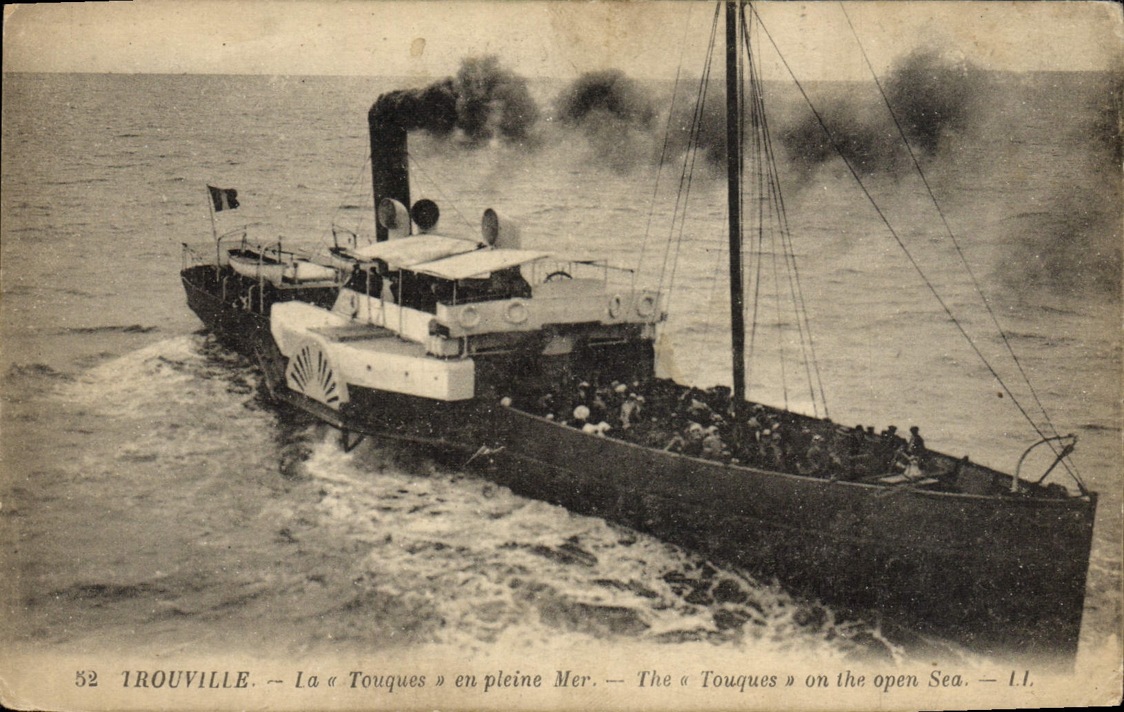 CPA Trouville La Touques en pleine mer Bateaux 