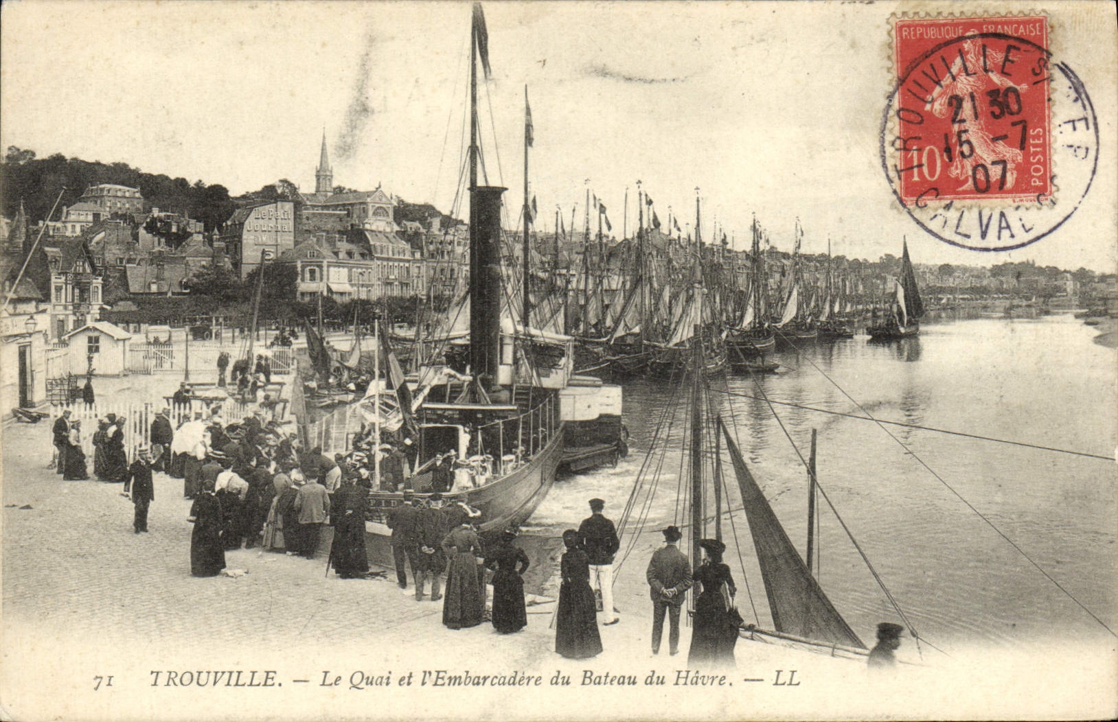 CPA Trouville Le Quai et l'embarcadere du bateau du havre