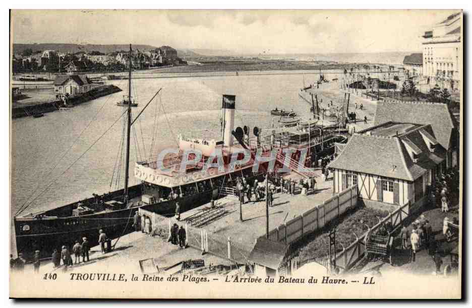 CPA Trouville La reine des plages L'arrivee du bateau du havre