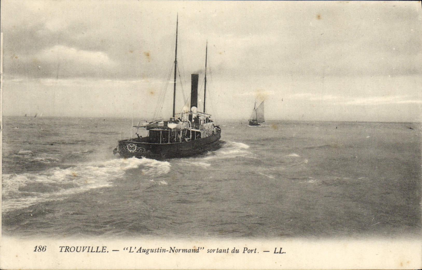 CPA Trouville L'Augustin normand sortant du port