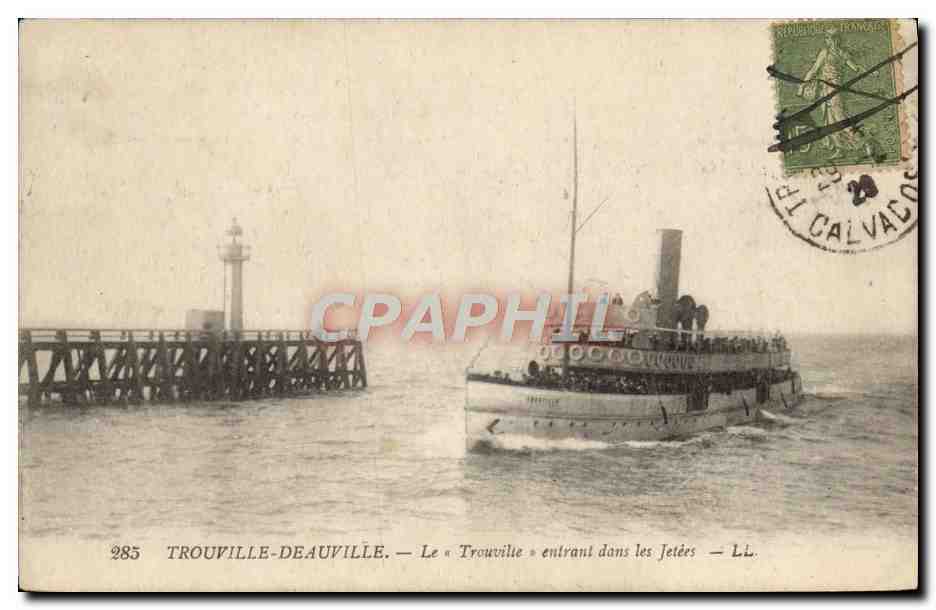 CPA Trouville Deauville le entrant dans les jetees Bateau