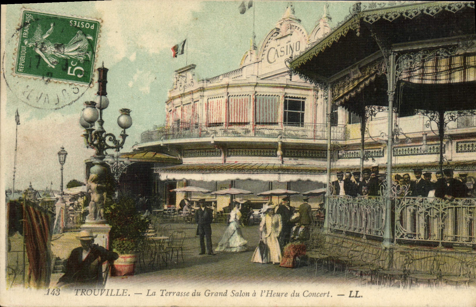 CPA Trouville La terrasse du grand salon a l'heure du concert