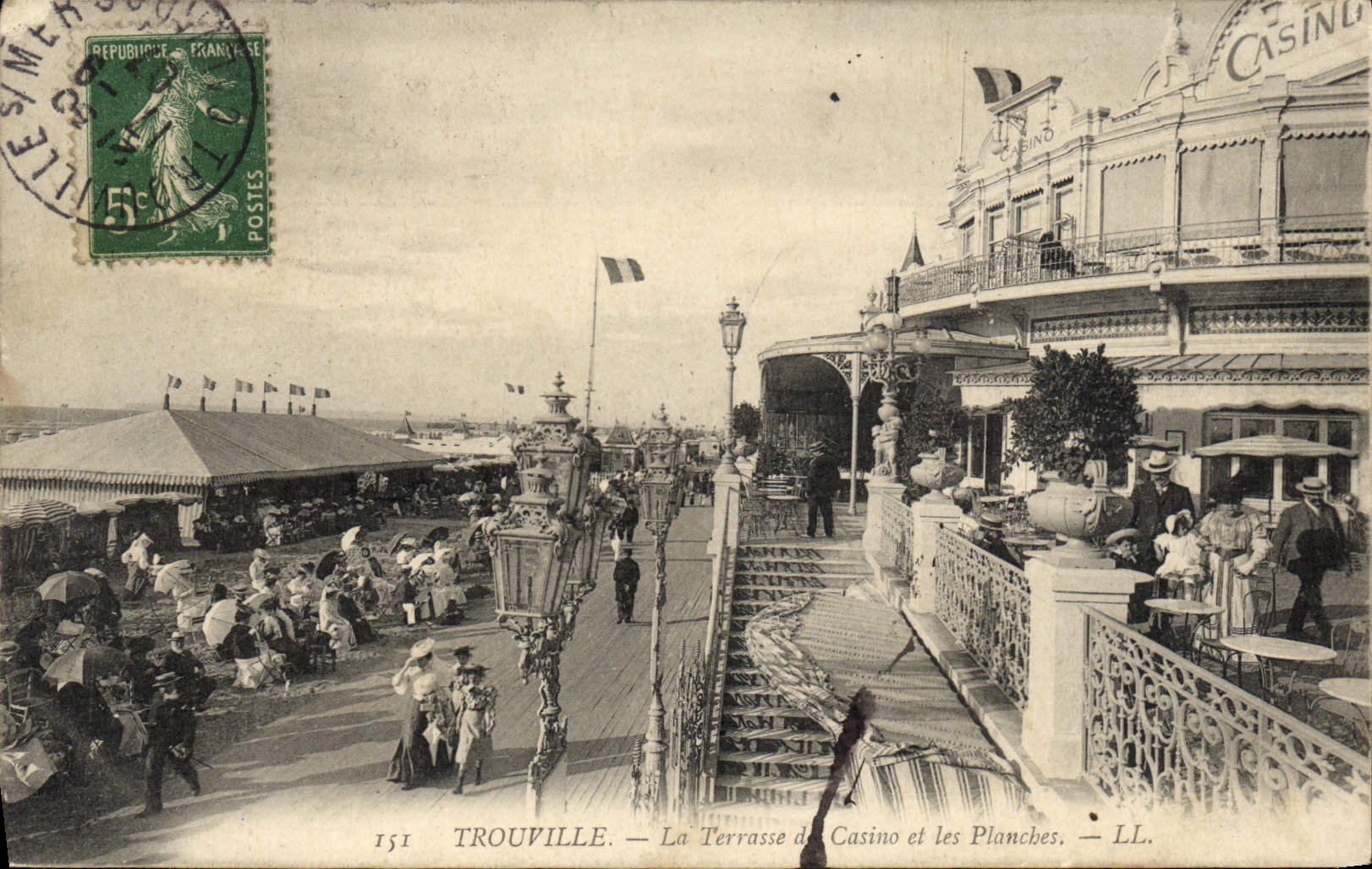 CPA Trouville La terrasse de casino et les planches