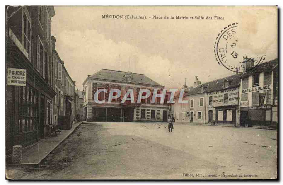 Mézidon (Calvados) - Place de la Mairie et Salle des Fêtes