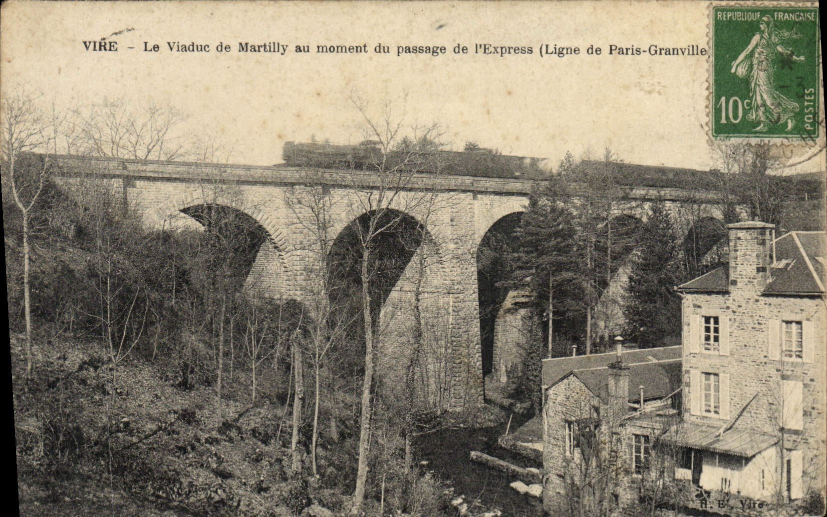 CPA Vire Le viaduc de martilly au moment du passage de l'express Ligne de Paris Granville Train 