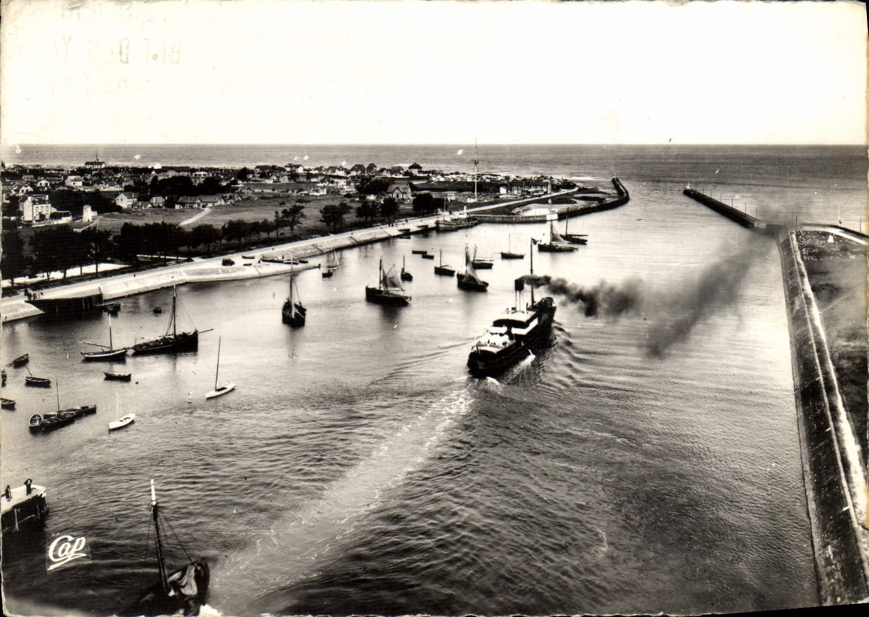 CPM Ouistreham Navire sortant du canal Bateau