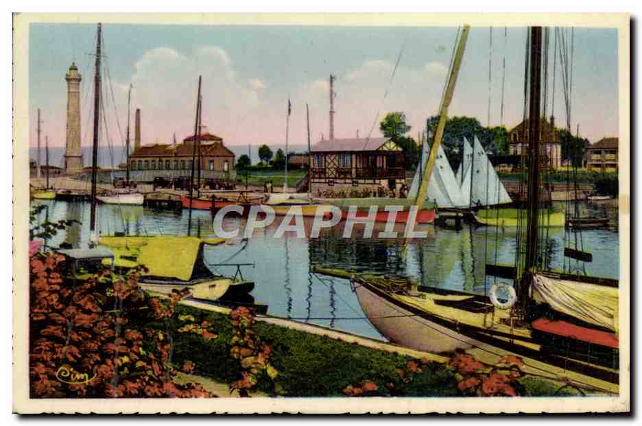 CPM Ouistreham Bateaux Phare 