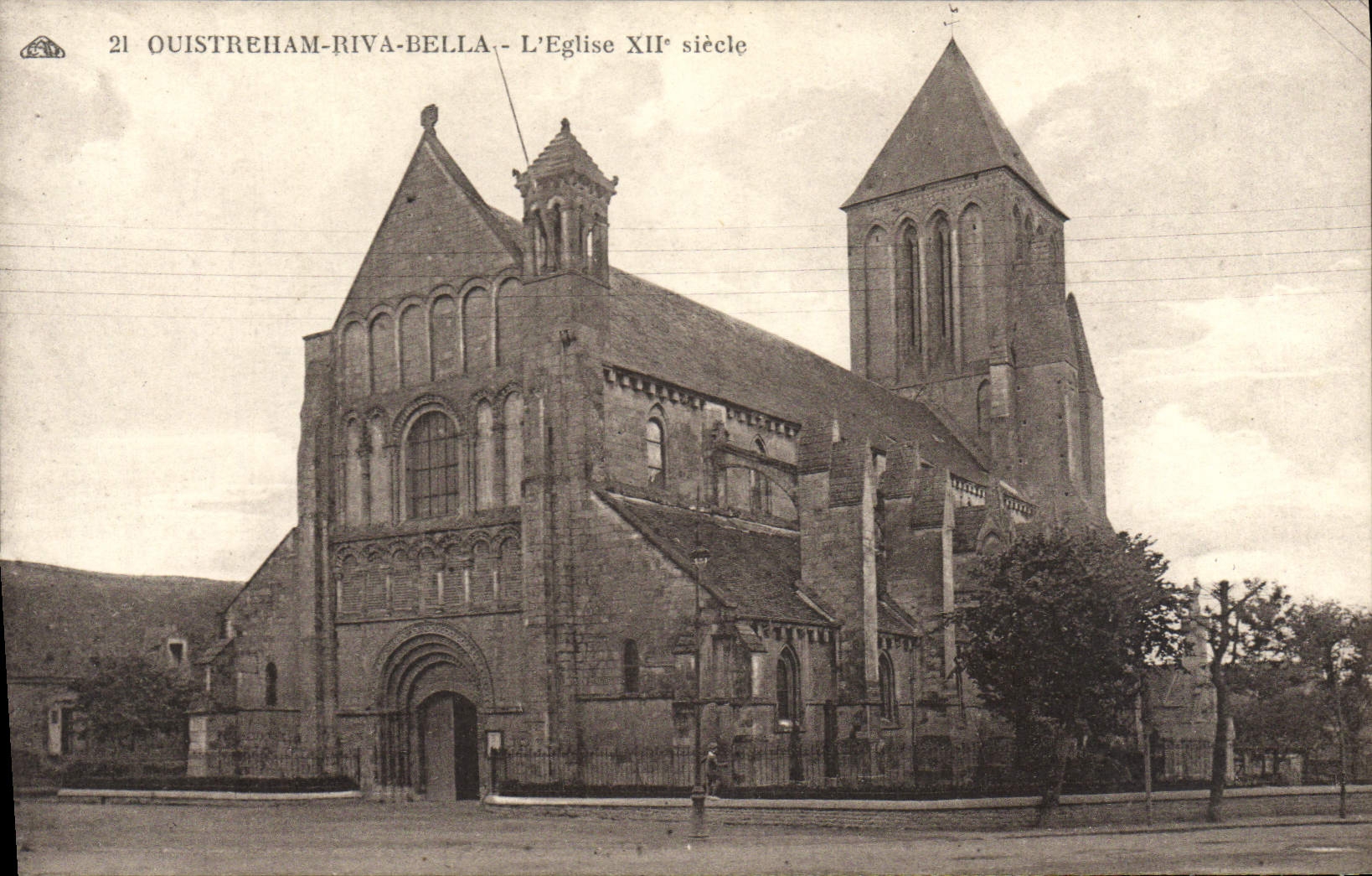 Ouistreham-Riva-Bella — Die Kirche des 12. Jahrhunderts — Verlag CPAPHIL, Serie 21 - Vorderseite
