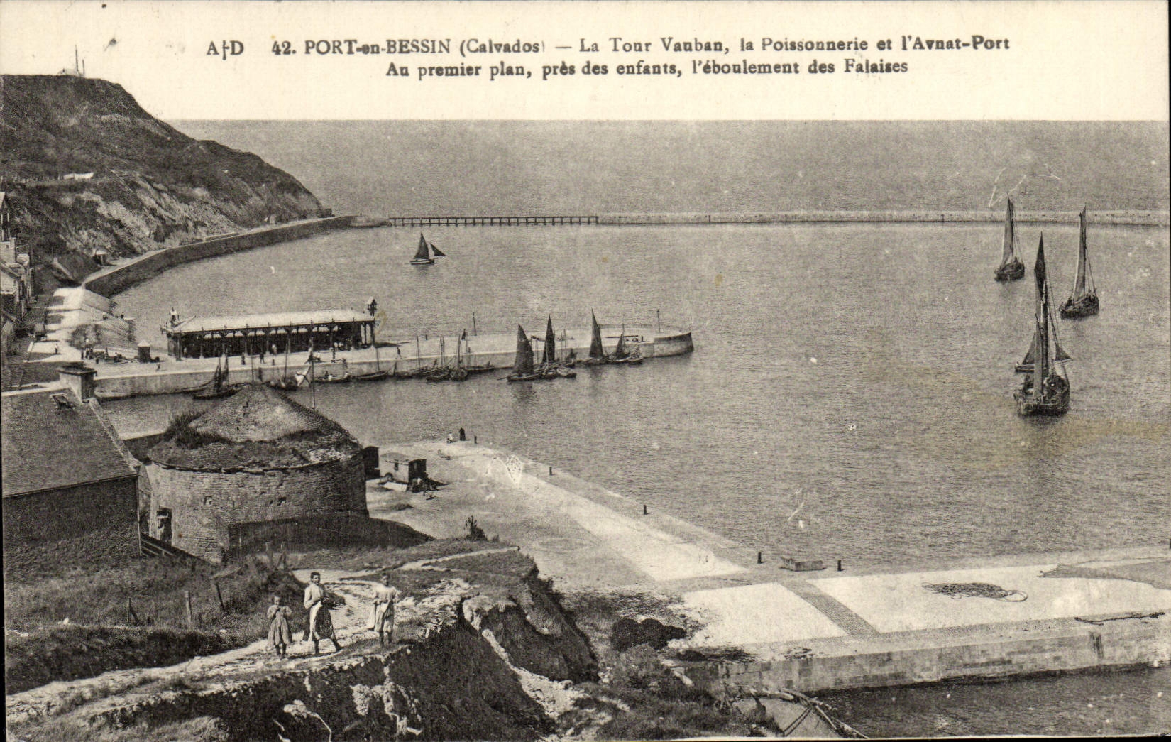 Port-en-Bessin (Calvados) — La Tour Vauban, la Poissonnerie et l'Avnat-Port — AFD 42