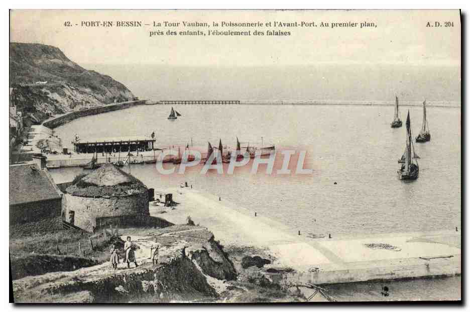 Port-en-Bessin — La Tour Vauban, la Poissonnerie et l'Avant-Port. Au premier plan, près des enfants, l'éboulement des falaises — A. D. 204
