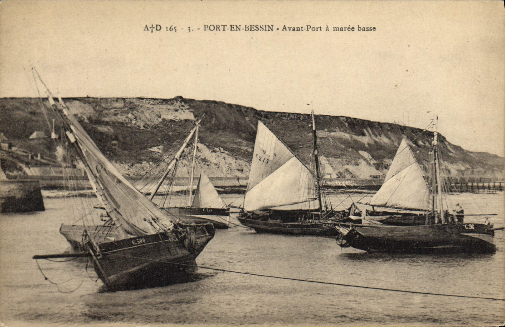 CPA Port En Bessin Avant port a maree basse Bateaux