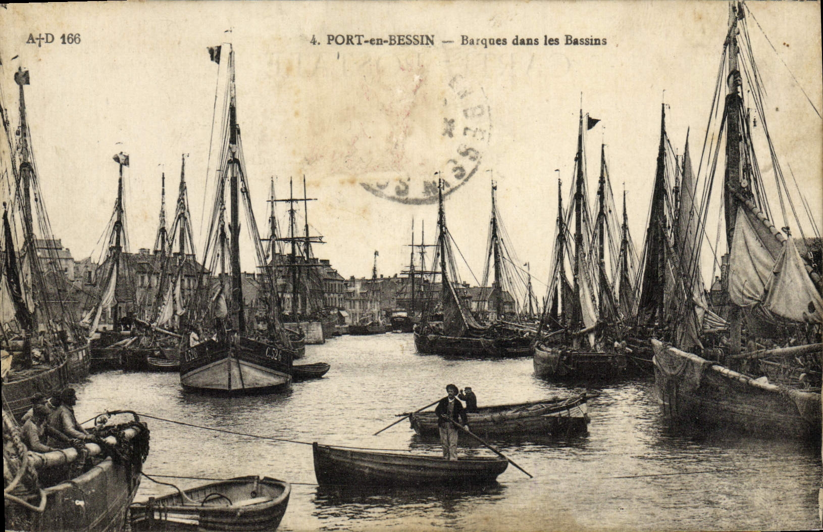 PORT-en-BESSIN — Barques dans les Bassins — A+D 166