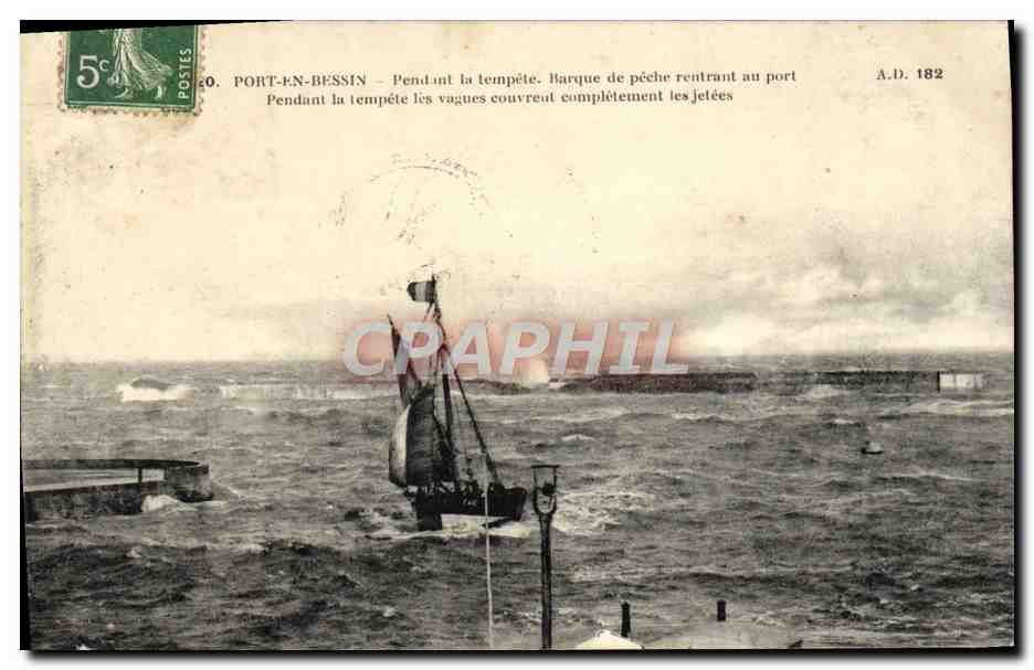 CPA Port En Bessin Pendant la tempete Bateau