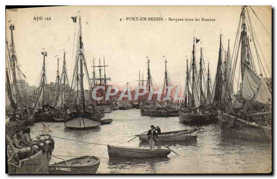 CPA Port En Bessin Barques dans les bassins Bateaux