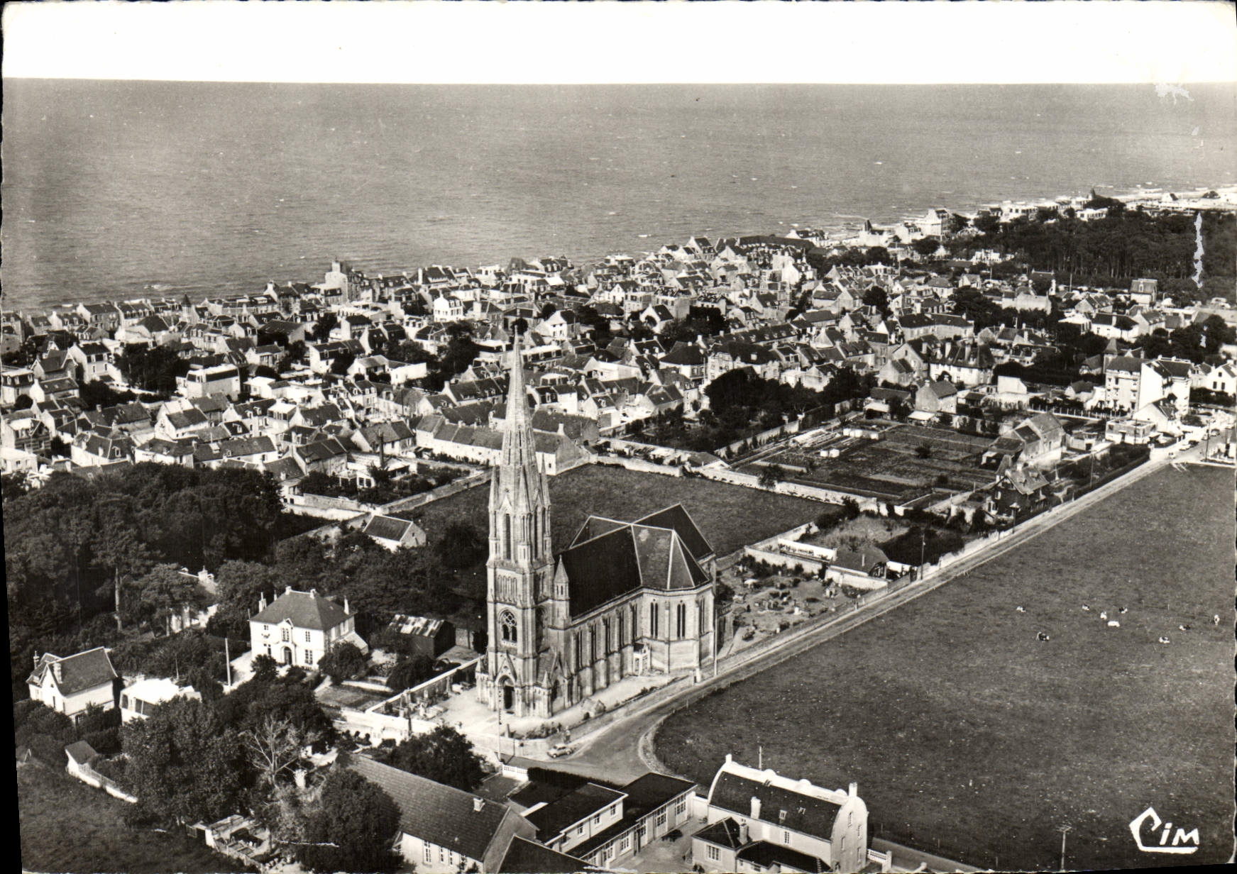 St-Aubin-sur-Mer (Calvados) — Vue générale aérienne. L'Église et la Mer — CIM