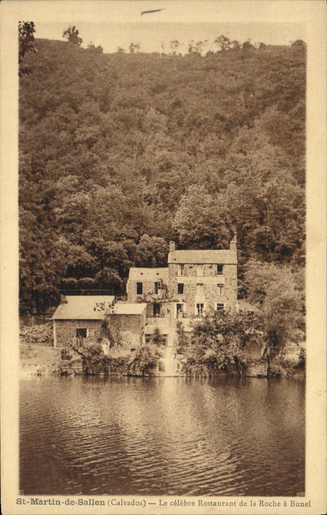 St-Martin-de-Sallen (Calvados) — Le célèbre Restaurant de la Roche à Bunel
