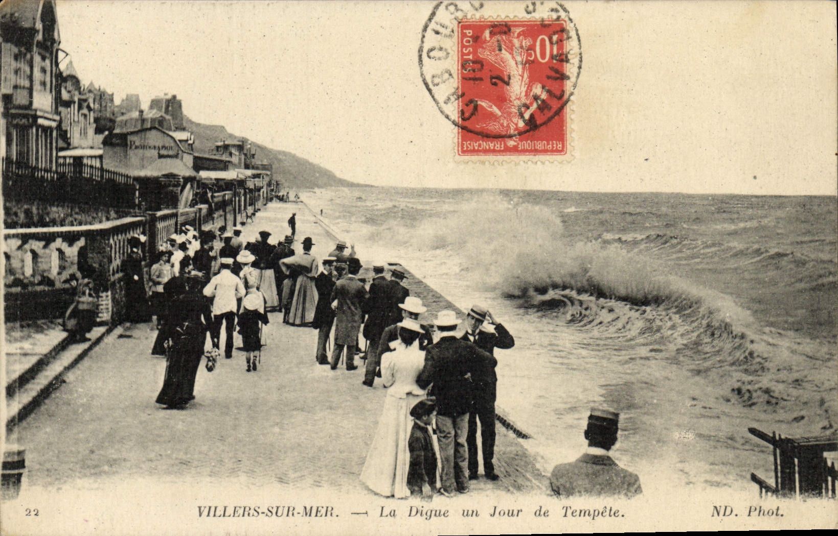 Villers-sur-Mer — La Digue un Jour de Tempête — ND. Phot.