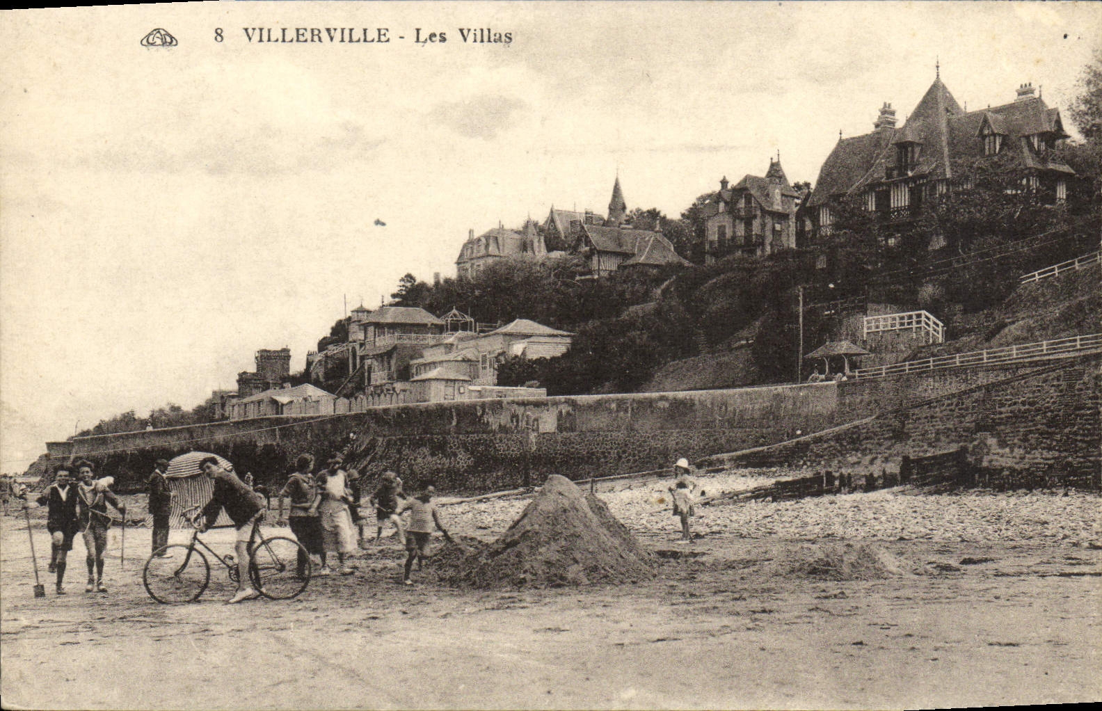 Villerville - Les Villas — vue de la plage et des villas sur la colline